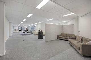 Cet espace de bureau prêt à déménager offre un environnement de travail moderne et confortable, idéal pour les indépendants, les PME ou...