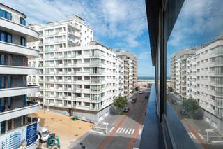Deze instapklare studio te koop is gelegen op de vijfde verdieping van Residentie Mondial te Oostende, in het hartje van de Koningin der Badsteden. Dankzij de top ligging bevindt men zich hier op wandelafstand van handelszaken, openbaar vervoer, zee en strand.<br /><br />Indeling:<br />- inkomhal<br />- lichtrijke leefruimte<br />- keuken voorzien van een spoeltafel, frigo met vriesvakje en elektrische kookplaat<br />- badkamer voorzien van een lavabo met spiegelkast, douche en toilet<br />- privatieve kelderberging <br /><br />Pluspunten:<br />- gunstig EPC (label B)<br />- zeer lichtrijk<br />- centrale ligging<br />- praktisch en instapklaar <br />- afvallokaal in het gebouw<br /><br />Interesse of een bezoek inplannen? Neem vandaag nog contact met ons op voor meer informatie!<br /><br />Bestuursmaatregelen in het maatregelenregister: in aanvraag