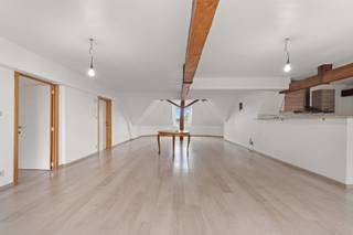 Spacious 3-bedroom apartment in a character building located in the center of Ath.Layout: beautiful bright living room of 85 m², fully equipped...