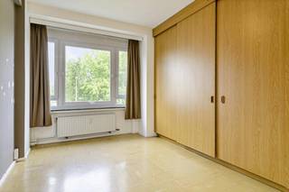 Indeling:verdieping 2:- inkomhal met veiligheidsdeur- berging- apart toilet- woonkamer- keuken met toegang- overdekt terras met schuiframen (ca. 4m²)- slaapkamer 1 met ingemaakte kasten (ca. 17m²)- gerenoveerde badkamer- slaapkamer 2 (ca. 9m²)verdieping 0:- gemeenschappelijke fietsenberging- gemeenschappelijke afvalberging- privatieve kelderberginglocatie: Dit instapklaar appartement te huur is gelegen in de Camille Huysmanslaan, in de gegeerde Expowijk. ideaal gelegen op wandelafstand van winkels, openbaar vervoer, parken.bijzonderheden:- 2 slaapkamers- lift- gunstige EPC-score (B)- in de gegeerde Expowijk- gemeenschappelijke fietsenberging- privatieve bergingDe vaste kosten bedragen 175 euro per maand voor de kosten van de gemene delen, incl. water en verwarming.Bent u geïnteresseerd in deze woning te huur?Aarzel dan niet om een bezoekaanvraag in te dienen via onze website via de daar voorziene rode balk.Wenst u uw eigendom ook te koop of te huur te stellen? We helpen u graag verder. Steeds tot uw dienst om u verder te helpen met al uw vragen over vastgoed.