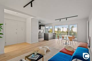 <p><span>Gerenoveerd 2-slaapkamerappartement met 2 terrassen en gunstig EPC</span></p><p><span>Dit verzorgd 2-slaapkamerappartement bevindt zich op de zesde verdieping van een goed onderhouden gebouw op een uitstekende locatie. Winkels, scholen, openbaar vervoer en parken bevinden zich op wandelafstand, terwijl u dankzij de nabijheid van de belangrijkste invalswegen vlot richting Antwerpen, Mechelen en Brussel rijdt. Het appartement werd on 2022 grondig vernieuwd en combineert een moderne uitstraling met een praktische indeling en veel natuurlijke lichtinval.</span></p><p><span> </span></p><p><span>Inkomhal</span></p><p><span>U betreedt het appartement via een inkomhal met ingemaakte vestiairekast en parlofoon. Van hieruit heeft u toegang tot alle vertrekken.</span></p><p><span> </span></p><p><span>Leefruimte & keuken</span></p><p><span>De leefruimte geniet van een aangename lichtinval dankzij de grote raampartijen aan de voorzijde. De parketvloer zorgt voor een warme en tijdloze uitstraling. Aansluitend bevindt zich de open keuken met eiland, uitgerust met alle hedendaagse toestellen en voorzien van voldoende werk- en opbergruimte. Ook aan praktisch comfort werd gedacht, met ingemaakte kasten waarin de aansluiting voor wasmachine en droogkast discreet werd geïntegreerd. Vanuit zowel de leefruimte als de keuken heeft u toegang tot het overdekte terras aan de voorzijde (ca. 9 m²), een aangename plek om te ontspannen.</span></p><p><span> </span></p><p><span>Slaapkamers & badkamer</span></p><p><span>Via de nachthal bereikt u de twee ruime slaapkamers (ca. 12 m² en 15 m²), rustig gelegen aan de achterzijde van het gebouw. Beide kamers geven rechtstreeks toegang tot het tweede terras. De badkamer is stijlvol afgewerkt en beschikt over een ruime inloopdouche, een elegant lavabomeubel en een handdoekradiator. Daarnaast is er een apart toilet aanwezig.</span></p><p><span> </span></p><p><span>Terrassen, kelder & autostaanplaats</span></p><p><span>Met een terras aan zowel de voor- als achterzijde geniet u op elk moment van de dag van zon of schaduw. Het terras achteraan (ca. 7 m²) vormt een rustige buitenruimte aansluitend aan de slaapkamers. Verder beschikt het appartement over een privatieve kelderberging. Een autostaanplaats is mee aan te kopen aan 9.500 euro.</span></p><p><span> </span></p><p><span>Extra troeven</span></p><p><span>- Gerenoveerd en instapklaar</span></p><p><span>- EPC-score 80 kWh/m² jaar</span></p><p><span>- Open keuken met eiland</span></p><p><span>- Twee ruime terrassen</span></p><p><span>- Autostaanplaats beschikbaar</span></p><p><span>- Uitstekende ligging nabij winkels, openbaar vervoer en invalswegen</span></p><p><span>- Mobiscore 9,7/10</span></p><p><span> </span></p><p><span>Een lichtrijk en comfortabel appartement met een moderne afwerking, twee terrassen en een uitstekende bereikbaarheid. Ideaal voor wie op zoek is naar een instapklare woonst op een centrale locatie.</span></p>