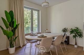 <strong>Op onze website staat slechts een klein deel van het aanbod in project “Bloei”. Contacteer ons vrijblijvend voor een overzicht van alle beschikbare entiteiten van “Bloei en voor een bezoek aan het kijkappartement.<br /><br /><span>De laatste vier appartementen van </span>Bloei<span> Fase 1 worden in 2025 opgeleverd en zullen bij akte instapklaar zijn. Dit betekent dat de nieuwe bewoners meteen kunnen genieten van hun nieuwe thuis, zonder verdere verbouwingen of renovaties.</span><br /><br /></strong>“Bloei” staat voor groen, bereikbaarheid en betaalbaarheid in Gent, met de natuur als rode draad er doorheen lopend, gelegen tussen een nieuw aan te leggen duurzaam park en een bestaand bos.<br /><br />“Bloei” wordt opgetrokken tussen Gent-Sint-Pieters, “The Loop” en het AZ Maria Middelares. De stad Gent zal in dit projectgebied de komende jaren investeren om een nieuw en levendig stadsdeel te creëren.<br /><br /><strong>Het Project<br /><br /></strong>Het woonproject Bloei, verdeeld over verschillende gebouwen langs het Vossenbos, bestaat uit een mix van 1, 2, 3 en 4 slaapkamer appartementen allen voorzien van een ruim terras.<br /><br />Grote raampartijen van Bloei trekken het licht naar binnen, terwijl je geniet van een open zicht op het park of het bos, met behoud aan privacy. De appartementen van Bloei zijn praktisch ingedeeld zodat je alle ruimtes optimaal kan benutten en inrichten volgens jouw eigen stijl en wensen. Dankzij een stijlvolle en kwalitatieve afwerking hebben de woonunits van Bloei een knappe uitstraling. In fase 2 bieden we u gebouw Marjolein (4) en gebouw Steenanjer (5) aan.<br /><br /><strong>Duurzaamheid<br /><br /></strong>Alle wooneenheden van Bloei zijn bijna energieneutraal (BEN) en voldoen volledig aan de strengere eisen rond energieverbruik. Zo wordt er onder andere gebruik gemaakt van zonnepanelen en warmtepompen. Ook het aan te leggen park van Bloei staat in het teken van biodiversiteit.<br /><br />Optimaal ingerichte appartementen met ruime terrassen, een veilige leefomgeving en meerdere ontmoetingsplekken zorgen ervoor dat zowel jong als oud zich thuis voelen in “Bloei”.<br /><br /><strong>Ligging<br /><br /></strong>Met een mobiscore van 8,9/10 is “Bloei” perfect gelegen nabij het station Gent-Sint-Pieters, de belangrijkste invalswegen van en naar Gent. Het centrum van Gent - met al haar winkels, culturele sites en gezellige restaurants - is vlot bereikbaar met de fiets en het openbaar vervoer. Ook met de fiets bereik je Bloei vlot dankzij de meerdere fietsroutes.<br /><br />Een mooie nieuw appartement of een slimme investering? “Bloei” heeft het allemaal!<br /><br />Vaste en geen herzienbare prijs.<br /><br />Maak nu uw afspraak met Anthony op 0488/14 62 77 voor uitgebreide informatie.