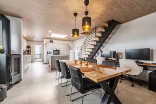 [[ DIT PAND NEEMT DEEL AAN DE ERA OPEN HUIZEN DAG OP 19/9 VAN 11:00 TOT 12:00 ]]<br /><strong>Ligging &amp;amp; Indeling</strong><br />Op zoek naar een verzorgde, instapklare gezinswoning waar u zonder zorgen uw intrek kunt nemen? Maak dan kennis met deze bijzonder nette woning in Groene Briel 1 te Zelzate. Bij binnenkomst wordt u verwelkomd in een lichtrijke leefruimte die mooi aansluit op de open keuken. Deze aangename indeling zorgt voor een ruimtelijk gevoel en vormt de ideale plek om gezellig samen te komen met familie en vrienden.
<p>Verder bevindt zich op het gelijkvloers een moderne badkamer en een praktische, afzonderlijke wasplaats. Alles is netjes onderhouden en klaar voor onmiddellijk gebruik.</p>

<p>Op de eerste verdieping bevinden zich twee slaapkamers. De zolderverdieping werd bovendien ingericht als derde slaapkamer, waardoor de woning perfect geschikt is voor een gezin of voor wie extra ruimte wenst voor een bureau, hobby of logeerkamer.</p>

<p>Achteraan beschikt de woning over een gezellige koer, ideaal om buiten te genieten zonder veel onderhoud. Een absolute troef is de dubbele garage, die niet alleen plaats biedt aan twee wagens maar ook extra bergruimte en praktische mogelijkheden biedt.</p>

<p>Ook technisch biedt deze woning interessante troeven: ze is asbestveilig, beschikt over een conforme elektrische installatie en heeft een EPC-label C.<br /><br /><strong>Troeven</strong></p>

<ul><li><strong>INSTAPKLAAR!</strong></li><li><strong>Asbestveilig</strong></li><li><strong>GEEN renovatieverplichting</strong></li><li><strong>Conforme elektrische keuring</strong></li><li><strong>Dubbele garage</strong></li><li><strong>Aparte wasplaats</strong></li><li><strong>3 slaapkamers</strong></li></ul>
<strong>UW DROOMWONING? ZO GEVONDEN!</strong><br />