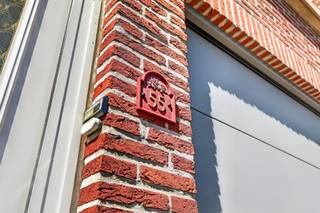 <p><span>In de </span><span>Mattheus Corvensstraat</span><span>, een rustige straat in een </span><span>bruisende wijk in Deurne</span><span>, vinden we deze </span><span>charmante woning</span><span> te koop. Het </span><span>groendomein Rivierenhof</span><span>, alsook tal van winkels, openbaar vervoer, scholen en invalswegen vind je in de nabije omgeving. </span></p><p><span> </span></p><p><span>Het huis heeft een </span><span>bewoonbare oppervlakte</span><span> van zo'n </span><span>131m² </span><span>, een </span><span>zeer mooie aangelegde tuin van ca. 70m²</span><span>, een </span><span>grote garage</span><span> en </span><span>2 ruime slaapkamers.</span></p><p><span> </span></p><p><span> </span></p><p><span>Indeling</span></p><p><span> </span></p><p><span>Kelder:</span></p><ul><li><span>Grote Kelder</span></li><li><span>Wasruimte</span></li><li><span>Berging</span></li><li><span>Kruipkelder</span></li></ul><p><span> </span></p><p><span> </span></p><p><span>Gelijkvloers:</span></p><ul><li><span>Oprit met parkeerplek </span></li><li><span>Inkomhal</span></li><li><span>Grote garage</span></li><li><span>Volwaardige slaapkamer</span></li><li><span>Volwaardige slaapkamer met apart toilet</span></li></ul><p><span> </span></p><p><span> </span></p><p><span>Eerste verdieping:</span></p><ul><li><span>Traphal</span></li><li><span>Lichtrijke leefruimte</span></li><li><span>Ruime eetruimte</span></li><li><span>Badkamer met toilet, lavabo en douchekamer</span></li><li><span>Geïnstalleerde keuken</span></li><li><span>Draaitrap naar de tuin</span></li></ul><p><span> </span></p><p><span> </span></p><p><span>Troeven:</span></p><ul><li><span>Rustige ligging in Deurne</span></li><li><span>Garage met sectionale poort op afstandsbediening</span></li><li><span>Mooie aangelegde tuin met hoogwaardige plantensoorten</span></li><li><span>Rolluiken zowel manueel als elektrisch</span></li><li><span>Nieuwe condenserende ketel</span></li></ul><p><span> </span></p><p><span> </span></p><p><span>Ben jij geïnteresseerd in dit huis te koop in Deurne, ben je op zoek naar ander vastgoed, een investering of wens je de waarde van jouw eigendom te kennen? Dan ben je bij BOLT Immo aan het juiste adres! Wij helpen jou graag verder.</span></p><p><span> </span></p>