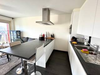Recent appartement gelegen langs de Oude Veurnevaart met een mooi open zicht op het water.<br />Leuke woonkamer uitgevend op het terras en ruime open ingerichte keuken voorzien van alle comfort. <br />2 slaapkamers, badkamer met douche, lavabomeubel en toilet en praktische berging met aansluiting voor wasmachine.<br />Gelijkvloerse fietsenberging in het gebouw. Epc label A en conforme elektrische keuring!<br />Perfecte investering of leuk 2e verblijf met mooi uitzicht op het water.