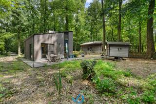 In de rustige Kriekstraat in Voormezele, verscholen in het groen, bevindt zich deze recente en bijzonder charmante woning. Een plek waar je helemaal tot rust komt, omgeven door natuur en stilte, terwijl het bruisende centrum van Ieper met winkels, scholen en openbaar vervoer zich op korte afstand bevindt.<br /><br />De woning dateert van 2014 en werd steeds met de grootste zorg onderhouden. Bij het binnenkomen word je verwelkomd in de inkomhal met een apart gastentoilet en een technische ruimte. Van daaruit kom je in de warme en lichtrijke leefruimte, waar grote raampartijen zorgen voor een prachtig zicht op de omliggende natuur. Hier geniet je elke dag van een echt vakantiegevoel. De open keuken is volledig ingericht en sluit aan op een praktische berging, ideaal voor extra opslagruimte.<br /><br />Op de verdieping bevinden zich twee ruime slaapkamers en een nette badkamer uitgerust met een douche en lavabomeubel. Buiten is het aangenaam vertoeven in de onderhoudsvriendelijke tuin met tuinhuis. Daarnaast is er een praktische oprit aanwezig. De woning werd de afgelopen vijf jaar succesvol uitgebaat als vakantiewoning en biedt ook vandaag tal van mogelijkheden, zowel als investering als voor eigen gebruik als weekend- of vakantieverblijf.<br /><br />Droom je van een rustige thuis midden in het groen om even te ontsnappen aan de dagelijkse drukte? Of ben je op zoek naar een instapklare vakantiewoning op een uitstekende locatie? Dan is dit een opportuniteit die je niet mag missen. Neem vandaag nog contact met ons op en ontdek deze unieke woning tijdens een vrijblijvend bezoek.