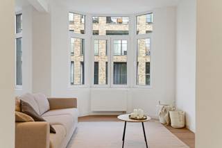 <p>Op een toplocatie middenin het kloppende hart van ’t stad – strategisch gelegen tussen Zurenborg en het bruisende centrum vind je achter deze authentieke, art-decogevel, op de tweede verdieping, een volledig vernieuwd appartement terug. Deze werd tot in de puntjes afgewerkt met een oog voor stijl, detail én duurzaamheid. Bovendien maakte men enkel gebruik van kwaliteitsvolle materialen met zowel een trendy uitstraling, dit komt volledig tot zijn recht in de lichtrijke leefruimte met aangrenzend de open keuken. Dankzij hoogwaardige toestellen, een warme houtkleurige bekleding én een marmeren-look werkblad is deze keuken een plek waar design en comfort perfect hand in hand gaat! Verder beschikt dit appartement over 2 slaapkamers en uiteraard een badkamer die werd uitgerust met een inloopdouche, dubbele lavabo in meubel en een praktische handdoekradiator – dit alles in een stijlvol jasje met verfijnde zwarte accenten. Als kers op de taart heb je hier toegang tot een terras van 10 m² waar je volledig tot rust kan komen in het hele stadsgebeuren.</p>
<p><strong>Technische gegevens:</strong> Beging met aansluitingen voor was- en droogmachine + kelderberging aanwezig! Ventilatie, centrale verwarming op gas (individueel) via een condenserende ketel, driedubbele beglazing in PVC.</p>
<p><strong>Stedenbouwkundige inlichtingen en bodemattest aanwezig. Asbestveilig! Bevindt zich niet in een risicozone voor overstromingen (P- en G-score D). Renovatieverplichting niet van toepassing.</strong></p>