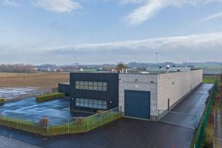 Uitstekend gelegen bedrijfsgebouw met een oppervlakte van 1.393 m², inclusief 243 m² mezzanine opslagruimte, samen met 588 m² kantoorruimte en...