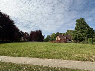 TE KOOP - Bouwgrond van 775 m² te Lede<br /><br />Deze ruime bouwgrond van 775 m² is gelegen op een strategische locatie te Lede. Dit perceel is geschikt voor een halfopen bebouwing. <br /><br />De ligging is bijzonder interessant voor wie belang hecht aan bereikbaarheid. Op korte afstand bevinden zich maar liefst twee opritten van de autostrade, waardoor steden zoals Aalst, Gent en Brussel vlot bereikbaar zijn. Ook zijn er tal van winkels op korte afstand. <br /><br />Wenst u meer info contacteer: kristof.de.clercq@albert.immo of 0474/76 45 11