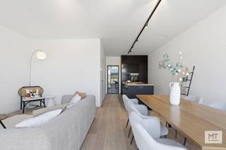 In het centrum van Beselare vind je deze <strong>drie stijlvolle nieuwbouwwoningen</strong>, op wandelafstand van school en voorzieningen, met vlotte verbinding via de A19. Hoewel centraal gelegen, woon je hier in alle rust en privacy.<br /><br />De woningen bieden een ruime indeling met <strong>4 volwaardige slaapkamers, extra zolderruimte</strong> en veel licht dankzij grote raampartijen. Elke woning beschikt over een garage, berging en Zuidgerichte tuin.<br /><br /><strong>Indeling van het pand</strong>
<ul>
<li>Gelijkvloers: inkomhal met gastentoilet en op maat gemaakte kasten, lichtrijke woon- en eetkamer met keuken, berging en garage</li>
<li>1ste verdieping: nachthal, 3 slaapkamers, apart toilet, badkamer met inloopdouche en dubbele wastafel. </li>
<li>2de verdieping: 1 slaapkamer en zolderruimte</li>
</ul>
<br /><strong>Prijzen</strong>
<ul>
<li>A: 265,77 m² – €397.500 (rechtse woning)</li>
<li>B: VERKOCHT</li>
<li>C: 212,26 m² – €387.500 (linkse woning)</li>
</ul>
<br />Benieuwd naar de indeling? Check zeker onderstaande <strong>video</strong>. <br />Link: https://youtube.com/shorts/n9KLKNha9CI?feature=share<br /><br />Meer informatie of een vrijblijvend bezoek? <br />Eden 0470 43 78 21 of mail info@minthus.be<br />Contacteer Minthus op 057 468 333 of mail info@minthus.be