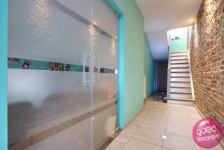 Instapklare, grondig gerenoveerde woning met 3 slaapkamers, 2 badkamers en zonnige tuin met terras.Op de Hasseltse Steenweg bevindt zich deze...