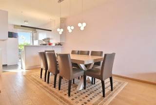 <p><span>Ruim en recent appartement aan het kanaal Kortrijk-Bossuit</span></p><p><span> </span></p><p><span> </span></p><p><span>In Residentie Titan vinden we dit mooi appartement (bewoonbaar 110m²), bestaande uit de inkom met vestiaire en apart toilet, ruime woonkamer met open keuken, drie slaapkamer, badkamer en berging. </span></p><p><span> </span></p><p><span>Er zijn twee leuke terrassen zodat je de hele dag door van de zon kan genieten!</span></p><p><span> </span></p><p><span>Inclusief overdekte en afgesloten autostaanplaats in de residentie.</span></p><p><span> </span></p><p><span>Beschikbaar vanaf 1/12/2026 / het appartement wordt nog volledig herschilderd (wit)</span></p><p><span> </span></p><p><span> </span></p>