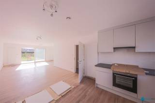 Bent u op zoek naar een moderne, energiezuinige woning op een rustige en gezinsvriendelijke locatie? Dan is deze recente gesloten nieuwbouwwoning in de Sint-Gerolflaan te Aalter zeker een bezoek waard.<br />Gelegen in een aangename residentiële woonwijk combineert deze woning rust en privacy met een uitstekende bereikbaarheid. Het centrum van Aalter, diverse winkels, scholen, sportfaciliteiten en het openbaar vervoer bevinden zich op korte afstand. Dankzij de nabijheid van het station van Aalter en de vlotte verbinding naar de E40 geniet u bovendien van een snelle bereikbaarheid richting Gent, Brugge en de omliggende gemeenten. Hierdoor is deze woning ideaal voor gezinnen, pendelaars en iedereen die comfortabel wil wonen in een groene omgeving.<br />De woning biedt een doordachte indeling met veel lichtinval en hedendaags wooncomfort. De leefruimte sluit naadloos aan op de eetkamer en de ingerichte keuken, met uitzicht op het zonnige zuidgerichte terras en de tuin. De private autostaanplaats vormt een extra troef.<br />Troeven<br />✔ Recente energiezuinige nieuwbouwwoning<br />✔ Rustige en kindvriendelijke woonomgeving<br />✔ Nabij centrum Aalter, scholen en winkels<br />✔ Vlotte verbinding naar E40 en station Aalter<br />✔ 3 slaapkamers<br />✔ Zuidgerichte tuin en terras<br />✔ Grote zolderruimte van 40 m²<br />✔ Private autostaanplaats<br />✔ Instapklaar en modern wooncomfort<br />Deze woning biedt de perfecte combinatie van ruimte, comfort en een uitstekende ligging. Een ideale thuis voor wie rustig wil wonen zonder in te boeten aan bereikbaarheid.<br />Interesse? Contacteer Vastgoed Poppe voor meer informatie of een bezoek ter plaatse door te reageren op deze advertentie of te mailen naar info@vastgoedpoppe.be, telefonisch kunnen er geen bezoekafspraken worden ingepland.<br />