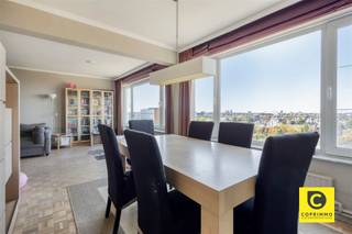 <p><span>Lichtrijk 2 slaapkamer appartement met airco en zicht op de Antwerpse skyline!</span></p><p><span>Dit ruim en instapklaar appartement telde origineel 3 slaapkamers (momenteel 2) en ligt op de 11</span><span><sup>de </sup></span><span>verdieping van een gebouw met centrale ligging. Winkels, parken, scholen, horeca, sportfaciliteiten, Antwerpen Stad, openbaar vervoer en invalswegen zijn slechts een boogscheut verwijderd. De uitzichten over het feeërieke Antwerpen zijn ronduit adembenemend, zowel overdag als 's avonds. De performante HR ramen en de warmtepomp van de airco's zorgen voor extra comfort alsook een gunstig EPC. Een ideale thuis én een slimme investering!</span></p><p><span>.</span></p><p><span>Inkomhal, leefruimte &amp; keuken:</span></p><p><span>U betreedt het appartement via de aparte inkomhal met veiligheidsdeur, parlofoon, ingemaakte vestiaire en extra berging die ideaal is voor het kuisgerief. De leefruimte met airco ligt op authentieke blokjesparket en schittert dankzij het fenomenale uitzicht over de Antwerpse skyline. De voormalige derde slaapkamer werd toegevoegd aan de woonkamer zodoende deze een oppervlakte heeft van maar liefst 37m³. Uiteraard is het steeds mogelijk deze ingreep terug te draaien om een extra slaapkamer te bekomen. De geriefelijke keuken biedt veel werk- en opbergruimte en voorziet in kwalitatieve toestellen ("Miele" inductiefornuis met grote oven, dampkap, koelkast, vriezer, vaatwasser).</span></p><p><span> </span></p><p><span>Nachthal, slaapkamers, badkamer &amp; toilet:</span></p><p><span>Via de nachthal bereikt u de eerste slaapkamer die een momenteel dienst doet als bureauruimte en ook de aansluitingen voor de wasmachine omvat. De omvangrijke master (13m²) is uitgerust met airco en een ingemaakte kast. Slapen en ontwaken doet u ten allen tijde vergezeld van een betoverend uitzicht. De onderhoudsvriendelijke badkamer is geheel betegeld en voorziet in een modern wasmeubel met bijhorende spiegel- en hangkast en een inloop-/regendouche als kers op de taart. Het toilet is apart.</span></p><p><span> </span></p><p><span>Terras &amp; kelder:</span></p><p><span>Op het terras kan je bekomen van de dagelijkse drukte en wordt de voeling met het geweldige stadsleven nog meer uitvergroot. Daar het terras inpandig is kan je hier ook bij minder goed weer volop genieten. De privatieve kelderberging is inbegrepen.</span></p><p><span> </span></p><p><span>Extra troeven:</span></p><p><span>- Toplocatie</span></p><p><span>- 91m² cfr EPC</span></p><p><span>- EPC B</span></p><p><span>- HR ramen</span></p><p><span>- 2 Airco's</span></p><p><span>- Mogelijkheid 3e slaapkamer</span></p><p><span>- Fenomenaal uitzicht</span></p><p><span>- Terras</span></p><p><span>- Kelder</span></p><p><span>- Asbestveilig</span></p>
