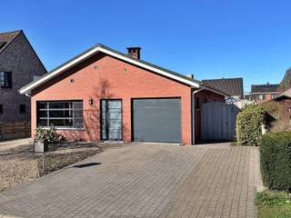 Deze charmante en verzorgde gelijkvloerse woning is voorzien van alle comfort op een mooi perceel van 525 m² met 3 slaapkamers, kelder,...