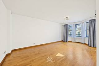 Op een gunstige locatie in het centrum van Brussel, vlak bij de Kunstberg en de Zavel, vinden we dit aangename gelijkvloerse appartement van circa 75 m². De combinatie van een praktische indeling, mooie lichtinval en een uitstekende ligging maakt dit een comfortabele woonplek voor wie graag alle troeven van de hoofdstad binnen handbereik heeft.<br /><br />Bij binnenkomst komt u in de inkomhal, voorzien van een afzonderlijk gastentoilet. De ruime leefruimte biedt plaats aan zowel een gezellige zithoek als een eetgedeelte en staat rechtstreeks in verbinding met de volledig ingerichte keuken. Het appartement beschikt daarnaast over één slaapkamer en een badkamer met douche. <br />Een parkeerplaats kan bijkomend worden gehuurd. Bewoners kunnen eveneens gebruikmaken van de gemeenschappelijke fietsenstalling.<br /><br />EPC: C+<br />Provisie gemeenschappelijke lasten: €105/maand<br />Provisie water: €40/maand