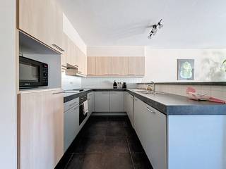 Zeer ruim appartement (160m²) gelegen vlak bij het natuurreservaat en op enkele minuten van het centrum van Sint-Idesbald. Het appartement bestaat uit: inkomhal, toilet, volledig ingerichte keuken, berging, eetkamer en woonkamer voorzien van maatkasten, terras met zongerichte tuin, garage. Verdiep: twee slaapkamers voorzien van maatkasten en een badkamer. Ref. Elodie 00.01