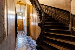<div>
<article>
<div>
<div>
<div>
<div>
<div>
<div>
<p>Bent u op zoek naar een karaktervolle herenwoning met tal van mogelijkheden in het hart van <span><span>Aalst</span></span>? Dan is deze authentieke woonst beslist een unieke kans. Gelegen in het rustige straatje <span><span>Stoofstraat</span></span>, op wandelafstand van de <span><span>Grote Markt</span></span> en het <span><span>Station Aalst</span></span>, geniet u hier van een centrale ligging met alle voorzieningen binnen handbereik. Bovendien bevinden zich diverse publieke parkeergarages in de onmiddellijke nabijheid.</p>
<p>Deze volledig te renoveren herenwoning ademt authenticiteit en charme. De hoge plafonds, de originele vloeren en de karaktervolle deuren vormen een prachtige basis voor wie droomt van een stijlvolle renovatie met respect voor het verleden. Achter de statige gevel schuilt een woning boordevol potentieel, klaar om omgevormd te worden tot een warme gezinswoning of een combinatie van wonen en werken.</p>
<p>Op het gelijkvloers komt u binnen via de inkomhal die toegang biedt tot verschillende ruimtes. Deze kunnen volledig naar eigen smaak ingericht worden als leefruimte, eetkamer, bureau of praktijkruimte. De indeling laat tal van mogelijkheden toe, afhankelijk van uw woonwensen.</p>
<p>Op de eerste en tweede verdieping kunnen tot vier volwaardige slaapkamers gecreëerd worden, aangevuld met een badkamer en eventueel een extra dressing of hobbyruimte. De vaste trap naar de bergzolder zorgt voor bijkomende uitbreidings- of opbergmogelijkheden.</p>
<p>Achteraan bevindt zich een stadstuin die, mits de nodige aanleg, kan uitgroeien tot een bijzonder gezellige en groene buitenruimte waar u in alle rust kan genieten.</p>
<p>Kortom, een uitzonderlijke opportuniteit voor wie op zoek is naar een renovatieproject met karakter, ruimte en een topligging in het centrum van de stad. Laat u inspireren door de charme en ontdek het potentieel van deze unieke herenwoning.</p>
</div>
</div>
</div>
</div>
<div></div>
<div>
<div></div>
</div>
</div>
</div>
</article>
</div>
<div></div>
