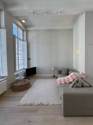 TE HUUR - GENT. Op een rustige en uiterst gegeerde ligging in het historische centrum van Gent bevindt zich dit prachtig duplex-appartement met twee slaapkamers en een aangenaam dakterras. Het appartement werd afgewerkt met oog voor detail en kwaliteit en straalt dankzij de stijlvolle materialen en warme inrichting een bijzonder gezellige sfeer uit.<br /><br />Via de inkomhal met gastentoilet bereikt u de ruime en lichtrijke leefruimte met gezellige eethoek en aansluitend een ingerichte keuken. Verder beschikt het appartement over een praktische bijkeuken/wasruimte. Op de verdieping bevinden zich twee volwaardige slaapkamers en een comfortabele badkamer voorzien van ligbad en douche. Het zonnige dakterras vormt een heerlijke plek om in alle rust te genieten.<br /><br />Een charmant en kwalitatief appartement voor wie stijlvol en rustig wil wonen in het hart van Gent.<br /><br />Huurprijs: € 1.875/maand + € 125/maand algemene kosten.