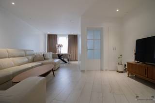 Spacieuse maison neuve avec 4 chambres sur 580 m². Rez-de-chaussée sur parquet:Hall d'entrée de 7 m².Séjour de 17 m².Cuisine équipée de 19 m² avec...