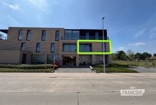Welkom in residentie Arosa<br /><br />een prestigieus en toekomstgericht woonproject waar duurzaam en kwalitatief wonen hand in hand gaan. De residentie is aan de achterzijde omgeven door een groene en rustige omgeving, waardoor een harmonieuze leefruimte ontstaat die perfect aansluit bij het moderne wooncomfort. <br /><br />Het centrum ligt op wandelafstand en biedt een brede waaier aan faciliteiten, zoals lokale handelaars, grootwarenhuizen en scholen. <br /><br />Residentie Arosa: een toonbeeld van ecologie en duurzaamheid<br /><br />Bouwtechnisch wordt er enkel gebruik gemaakt van de meest geavanceerde technieken: <br /><br />- het appartement is uitgerust met een volledig verwarmings- en koelingsinstallatie via een energie-efficiënte warmtepomp<br /><br />- 10 zonnepanelen, 4100 WP, zorgen voor een aanzienlijke besparing en een lagere ecologische voetafdruk. <br /><br />- Vloerverwarming draagt bij aan een aangenaam en gelijkmatig verwarmingscomfort in alle ruimtes. <br /><br />- elegante afwerkingsdetails zoals glazen en gelakte deuren. <br /><br />Een appartement met persoonlijke afwerking, dit omvat onder meer: <br /><br />- Een moderne en volledig uitgeruste keuken <br /><br />- Luxe badkamermeubel<br /><br />- Hoogwaardig sanitair<br /><br />Het appartement heeft 2 slaapkamers, een vloeroppervlakte van 106 m² en een terras van 5 m², wat een compacte maar zeer efficiënte en aangename leefruimte biedt. <br /><br />Residentie Arosa omvat slechts zes appartementen, wat zorgt voor een exclusieve en kleinschalige sfeer. De zongerichte ligging en het gebruik van hernieuwbare energie maken het project aantrekkelijk voor wie waarde hecht aan een duurzame levensstijl. <br /><br />Syndic provisie: 100 eur/maand<br /><br />Beschikbaar vanaf: 01/12<br /><br />