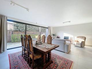 LIEU :Cet appartement est excellent et situé au centre d'Eeklo. Le centre d'Eeklo est accessible à pied ou à vélo : le Markt, le Krügershopping,...