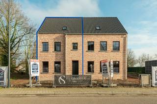 Deze twee halfopen casco woningen combineren het statige uiterlijk van een villa met het comfort en de vrijheid van hedendaags wonen. Ze vormen...