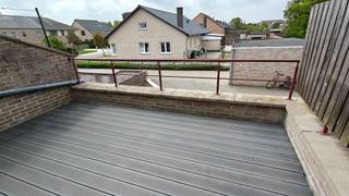 TE KOOP Instapklaar Appartement met 2 Slaapkamers, Zuidgericht Terras & Afgesloten Garage<br /><br />Ben je op zoek naar een lichtrijk, energiezuinig en gezellig appartement waar je zo in kunt trekken? Dit charmante appartement uit 1997 combineert wooncomfort, duurzaamheid (EPC B) en een absolute toplocatie in Alken.<br /><br />Indeling & Wooncomfort<br />Via de inkomhal met apart gastentoilet betreed je de royale leefruimte. Dankzij de grote raampartijen geniet de woonkamer van overvloedig natuurlijk licht. De functionele keuken sluit mooi aan op de leefruimte. Aansluitend bevindt zich een praktische berging/wasplaats met aansluiting voor wasmachine en droogkast. Het appartement beschikt over 2 volwaardige slaapkamers.<br /><br />Buitenruimte & Extra's <br />Zuidgericht terras (9 m²): geniet van 's morgens vroeg tot 's avonds laat in alle rust van de zon. Afgesloten garage: veilige en droge parkeerplaats voor jouw voertuig. <br />Aparte kelderberging: Ideaal voor seizoensgebonden spullen en extra opslag.<br /><br />Ligging & Omgeving<br />De ligging laat niets te wensen over. Je woont in een rustige, aangename wijk, maar op wandelafstand van werkelijk alle voorzieningen: supermarkten, lokale winkels, gezellige horeca, scholen, banken, sportaccommodaties en openbaar vervoer. Bovendien geniet je van een snelle en vlotte verbinding richting zowel Hasselt als Sint-Truiden.<br /><br />De belangrijkste troeven op een rij: <br />✓ Instapklaar: Meteen bewoonbaar zonder renovatiezorgen <br />✓ Zuidgericht terras: 9 m² optimaal zonplezier <br />✓ Energiezuinig: Gunstig EPC-label B = lage energiekosten <br />✓ Inclusief parkeren: Afgesloten privégarage & aparte kelderberging <br />✓ Toplocatie: Rustige omgeving met alles op wandelafstand <br />✓ Vlotte mobiliteit: Snelle verbinding naar Hasselt & Sint-Truiden<br />