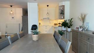 Gezellig gelijkvloers appartement in het centrum van Halen, incl. ondergrondse staanplaats en kelderberging.<br /><br />Op zoek naar een gezellig, instapklaar en centraal gelegen appartement?<br />Dit gelijkvloers appartement in het centrum van Halen combineert comfort, een praktische indeling en een aangenaam zonnig terras.<br /><br />Het appartement omvat een gezellige woonkamer met zithoek en eetplaats, aansluitend een open keuken, twee slaapkamers, een badkamer met ligbad en aparte douche, en een handige berging/stookplaats.<br /><br />Een absolute troef is het gezellige zonnige terras met achteruitgang, waar je heerlijk kunt genieten van de buitenlucht.<br />Met de lift kan je makkelijk naar de ondergrondse autostaanplaats en berging die in de prijs zijn begrepen.<br /><br />Dankzij de centrale ligging bevinden winkels en dagelijkse voorzieningen zich vlakbij.<br />Ook de opritten van de autosnelweg zijn vlot bereikbaar, zowel richting Leuven/Brussel als Hasselt.<br /><br />Het appartement werd gebouwd in 2008 en is volledig instapklaar.<br />In 2025 werd de verwarmingsketel vernieuwd, wat opnieuw zorgt voor extra comfort en zekerheid.<br /><br />Dit appartement is bijzonder geschikt voor alleenstaanden, gepensioneerden of starters, maar vormt dankzij de aantrekkelijke ligging en praktische indeling eveneens een interessante investering als opbrengsteigendom.<br /><br />Interesse? Maak dan gerust een afspraak via 013/29.40.40.<br /><br />Mis deze kans niet en kom zelf de troeven van dit gezellige appartement ontdekken!<br /><br />EPC: 191 kWh/m² - UC: 20210727-0002445555-RES-1<br />(Woongebied-Vergunning-Geen verkavelingsvergunning-Geen voorkooprecht-Geen rechterlijke herstelmaatregel of bestuurlijke maatregel opgelegd)<br />Maatregelenregister: Geen maatregelen