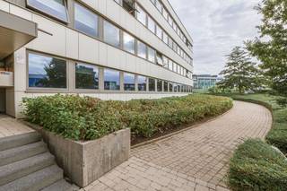 Uitstekend gelegen instapklare <strong>kantoor/polyvalente ruimte</strong> van 134 m² te huur langs de bedrijvige Leuvensesteenweg (N2) en vlakbij de R0 te Zaventem.<br /><br />De recent gerenoveerde lichtrijke ruimtes maken deel uit van het kwalitatieve kantoorgebouw "Campus Zaventem" met aanwezigheid van o.a. vergaderzalen, bedrijfsrestaurant, douches, tuin en een <strong>ruime parking</strong> met oplaadpalen. <strong>Onmiddellijk beschikbaar</strong>. <br /><br />Contacteer <strong>PANORAMA B2B</strong> voor bijkomende inlichtingen, plannen of een vrijblijvend plaatsbezoek <strong>0477 09 00 09.</strong>
