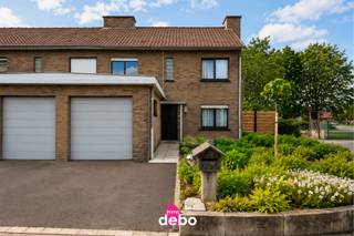 In het landelijke en rustige Otegem vinden we deze charmante halfopen woning terug, ideaal voor wie op zoek is naar veel ruimte.Bij het betreden van...