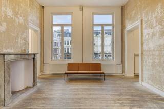 Dit prachtige handelspand met zuidgerichte voorgevel en sterke historische uitstraling biedt een unieke kans om een exclusieve handelszaak te vestigen op een centrumlocatie in Gent met veel passage. Het pand was jarenlang de thuisbasis van de bekende winkel Twiggy, een gevestigde waarde bij het Gentse publiek, en geniet daardoor van een sterke herkenbaarheid.Het gebouw werd met oog voor detail gerenoveerd door gerenommeerd architectenbureau De Vylder Vinck Taillieu, met behoud van het authentieke karakter. De ruimte leent zich uitstekend voor een kwalitatieve retailinvulling die inzet op beleving en uitstraling.De private binnentuin vormt een aangename ontsnapping aan de stadsdrukte en is dankzij de grote raampartijen ook binnen zichtbaar.Gelegen nabij de Vlaanderenstraat, op wandelafstand van het centrum en vlak bij Parking Zuid, is het pand vlot bereikbaar en omgeven door een levendige omgeving.Het gelijkvloers en de kelder zijn ideaal voor handel, de eerste verdieping kan perfect dienen als kantoor. Het volledige pand kan ook als kantoor gehuurd worden en biedt uitbreidingsmogelijkheden tot 650 m². Oppervlakte:- Kelderverdieping: 167 m²- Gelijkvloers: 167 m²- Eerste verdieping: 167 m²- Totaal: 500 m²Specificaties:- Zonnepanelen- Centrale verwarming op aardgas- Lift - Douche- SanitairBeschikbaarheid:Te bespreken.Hebt u interesse in dit handelspand te huur in het centrum van Gent? Neem zeker contact op via 09 245 35 35 of business.gent@dewaele.com