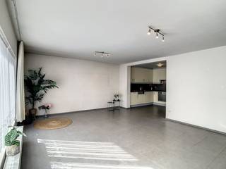 Indeling:Verdieping +1- Heldere leefruimte met een volledig uitgeruste open keuken- Badkamer voorzien van een douche en badkamermeubel met...