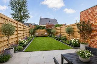 In de leuke Benedictijnenstraat, op fietsafstand van Brugge en het station maar ook nabij de kinderboerderij en AZ Sint-Lucas, vinden we deze TOTAAL GERENOVEERDE WONING! De voortuin begeleidt ons naar de voordeur, vooraan is er een handige (fiets)berging/wasplaats, gastentoilet in de inkom en uitgestrekte leefruimte met open ingerichte keuken en extra berging. Boven er is een grote badkamer met inloopdouche en ligbad, 2<sup>de</sup> toilet en DRIE VOLWAARDIGE SLAAPKAMERS. Nieuw aangelegd TERRAS en aangename TUIN, volledig omheind. Alles is vernieuwd, leidingen, daken, vloeren & voorzien van ZONNEPANELEN. Hier kan je direct verhuizen! EPC 148 kWh/m² UC3424349 LABEL B. De vermelde prijs is een startprijs.<br />