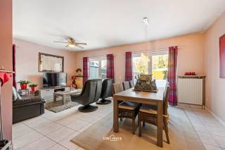 Bent u op zoek naar een instapklare woning op een centrale ligging in Elversele? Zoek niet verder.
De woonst is gelegen vlakbij alle invalswegen en veel groen.<br />We betreden de woonst via de inkomhal met vestiaire en apart toilet. De leefruimte met eetplaats en is zeer lichtrijk en heeft zicht op tuin. Hiernaast is de keuken die is voorzien van dubbele spoelbak, elektrisch vuur, oven en dampkap. Verder is er een ruime berging met wasaansluitingen.<br />Op de eerste verdieping vinden we drie ruime slaapkamers en de badkamer die is voorzien van bad, dubbele wastafel en toilet. Via het luik in de nachthal kunnen we naar de zolder.<br />Als kers op de taart heeft deze woning over een gezellige tuin met terras, een achteruitgang en een garage die je kan bij huren. Hebt u Interesse? Contacteer ons via info@uw-huis.be.