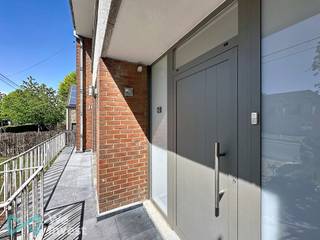 <p>Gelegen in een rustige en gegeerde residentiële wijk van <span>Rixensart</span><span>, vlak bij het centrum, de winkels en op slechts enkele minuten van het station, biedt deze volledig gerenoveerde woning een ideale woonomgeving die comfort en bereikbaarheid combineert.</span></p>
<p>De woning beschikt over drie slaapkamers en één badkamer en werd volledig van binnen gerenoveerd. Vandaag biedt ze moderne, lichtrijke en aangename leefruimtes. Daarnaast geniet de woning van een mooie tuin, een garage en een parkeerplaats voor de garage.</p>
<p>Een bijzonder interessant element: er zijn momenteel belangrijke werken aan de gang om de energieprestaties van de woning aanzienlijk te verbeteren. Het dak wordt volledig vernieuwd en geïsoleerd, er worden zonnepanelen geplaatst en ook een laadpaal voor elektrische voertuigen wordt voorzien. Deze werken zouden rond juni afgerond moeten zijn.</p>
<p>De woning beschikt momenteel over een <span><b>EPC-score E</b></span><span> (20260414043846, 365 kWh/m²/jaar en 55.461 kWh/jaar), die na de werken zal verbeteren naar een </span><span><b>EPC C</b></span><span>, wat zorgt voor meer comfort en een geoptimaliseerd energieverbruik vanaf de start van de huur.</span></p>
<p><b>Huurprijs: €1.750 + €50 kosten</b></p>
<p>Een zeldzame opportuniteit in een kwalitatieve omgeving, zeker een bezoek waard.</p>