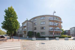 Century 21 ATG biedt u dit kwalitatieve en volledig verhuurde opbrengsteigendom aan, een unieke investeringsopportuniteit in een gegeerde residentiële buurt van Sint-Agatha-Berchem. Dit verzorgd hoekgebouw uit 2001 werd opgetrokken in een duurzame betonnen structuur en onderscheidt zich door zijn tijdloze architectuur, ruime volumes en kwalitatieve afwerking. Het gebouw omvat 12 residentiële appartementen, bestaande uit 9 appartementen met twee slaapkamers en 3 appartementen met één slaapkamer, goed voor een totale bewoonbare oppervlakte van ca. 1.253 m². Alle appartementen beschikken over PVC-ramen met dubbele beglazing en individuele tellers, wat een efficiënt en transparant beheer mogelijk maakt. De EPC-scores variëren tussen C+ en D-.Het gebouw biedt zijn bewoners een aangenaam wooncomfort dankzij meerdere zonnige terrassen, twee rustige binnenkoeren, 12 privatieve kelderbergingen en 10 ondergrondse parkeerplaatsen. Deze troeven verhogen niet alleen het gebruikscomfort, maar dragen ook bij aan de uitstekende verhuurbaarheid van het geheel. Op wandelafstand bevinden zich winkels, scholen, parken en diverse sport- en recreatiefaciliteiten. Dankzij de nabijheid van metrostation Simonis, verschillende bus- en tramlijnen en de vlotte aansluiting op de Brusselse Ring (R0) en de E40, geniet deze locatie van een uitstekende verbinding met het centrum van Brussel en de omliggende gemeenten. Deze centrale ligging maakt het gebouw bijzonder aantrekkelijk voor een brede huurdersdoelgroep. Het opbrengsteigendom is volledig verhuurd en genereert momenteel een maandelijkse huurinkomst van circa € 11.698, wat zorgt voor een onmiddellijk en stabiel rendement. Investeringspanden van deze omvang, kwaliteit en bezettingsgraad zijn bijzonder schaars op de markt.📞 Interesse in deze unieke investering? Neem contact op met ons voor meer informatie of een bezoek op maat.