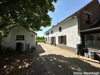 Ruime woning met potentieel op +12a in GeetbetsIn het landelijke Geetbets, op slechts een paar minuten van het centrum vandaan, treffen we een mooie...