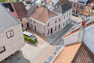In Tervuren, in een rustige en gegeerde woonwijk, biedt deze halfopen bebouwing met een bewoonbare oppervlakte van ongeveer 215 m² een comfortabele...