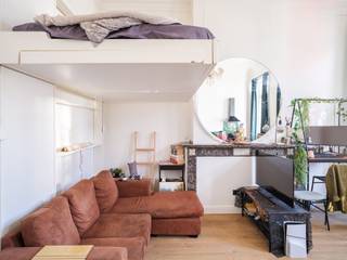 <p>In het Prinsenhof bieden wij deze studio aan, gelegen op het gelijkvloers van de iconische architectenwoning van Joachim Frans Colin (1791). Dit kleinschalige gebouw van slechts 14 units combineert 18e-eeuwse grandeur met de nieuwste energetische standaarden.<br /><br />Het volledige gebouw is recent gerenoveerd met oog voor detail. De leefruimte is slim ingedeeld met een praktisch opklapbedsysteem, waardoor u geniet van maximale bewegingsruimte zonder in te boeten op slaapcomfort. Verder beschikt de entiteit over een private, moderne keuken en een badkamer met douche.<br /><br />Dankzij de installatie van een moderne warmtepomp (verwarmen en koelen) en de grondige renovatie beschikt deze entiteit over een gunstig EPC-label B. In combinatie met een uitmuntende mobi-score van 9,3 bent u verzekerd van een future proof investering met lage energiekosten.<br /><br />Een groot pluspunt van dit gebouw is de efficiënte beheersstructuur. Door de afwezigheid van een lift en de beperkte omvang van de residentie blijven de gemeenschappelijke lasten laag.<br /><br />Daarnaast is er toegang tot een ruime gemeenschappelijke tuin alsook is er een fietsenberging voorzien.<br /><br />Interesse? Contacteer info@vicusvastgoed.be.</p>