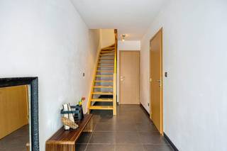 Bij het binnenkomen via de inkomhal met gastentoilet valt meteen de praktische indeling op. De lange gang biedt de mogelijkheid om een grote hoge kast te plaatsen als opbergruimte (voor kledij en schoenen etc).De ruime inpandige garage biedt comfortabel plek aan twee wagens en is praktisch ingericht met een geïntegreerde wasplaats. Dankzij de ruime opzet is er bovendien volop gelegenheid voor het plaatsen van extra inbouwkasten. Via de garage heeft u directe doorgang naar de buitenruimte. Hier vindt u een aangenaam terras en een gezellige tuin die onlangs werd voorzien van een fris groen gazon – de ideale plek om in alle rust te ontspannen, vrienden uit te nodigen voor een lekkere barbecue.De eerste verdieping ademt sfeer dankzij de lichtrijke leefruimte, prachtig afgewerkt met een warme parketvloer. Geniet van een optimaal ruimtelijk gevoel dankzij de open indeling van maar liefst 10,7 meter diep. De keuken is kwalitatief uitgerust en afgewerkt. Uniek aan deze verdieping is het aansluitende terras: via een buitentrap staat u in een handomdraai in de tuin, wat binnen- en buitenleven naadloos met elkaar verbindt.Op de tweede verdieping bevinden zich 3 slaapkamers, telkens met veel natuurlijke lichtinval. De badkamer is modern en compleet ingericht, voorzien van zowel een ligbad als een douche, een elegant lavabomeubel en een tweede toilet.In deze woning geniet u van modern wooncomfort zonder zorgen:- EPC-label B: energiezuinig wonen- Verwarming: hoogrendementsketel op aardgas (geplaatst in 2023).- Elektriciteit: conform keuringsattest- Instapklaar en onmiddellijk beschikbaar bij akteDe Eikelstraat, een rustige straat met gedeeltelijk zone 30, biedt het beste van twee werelden. U bevindt zich op wandelafstand van alle voorzieningen die Eeklo te bieden heeft: winkels, scholen, openbaar vervoer (bus en trein) en gezellige horeca. Toch geniet u in de tuin van een verrassende stilte en privacy. Tevens is er de gewestweg N9 welke voor een vlotte verbinding zorgt tussen Gent en Maldegem.Een woning met tal van mogelijkheden: perfect als instapklare starterswoning, maar eveneens zeer interessant als opbrengsteigendom. Een slimme keuze voor zowel eigen bewoning als voor de verhuurmarkt.Belangrijkste kenmerken op een rij:- 3 slaapkamers- Dubbele garage voor 2 wagens- Tuin met nieuw grasveld en terras- EPC: B (energiezuinig)- Elektriciteit conform- nieuwe CV-ketel (2023)Interesse in een bezoek?Wacht niet te lang en plan uw afspraak in!De eigendom wordt aangeboden via de Pre-sale formule. Op 09/05/2026 tussen 10:00 en 12:00 kan u de woning op afspraak komen bezichtigen en een bod uitbrengen. De vermelde prijs is een instelprijs. Voor meer info, gelieve contact op te nemen met de dossierverantwoordelijke.Bestuursmaatregelen in het maatregelenregister: nee