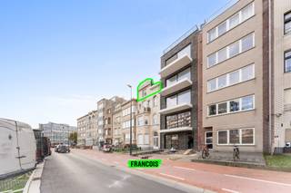 Bent u op zoek naar een gezellig plekje aan de kust met karakter én uitzicht? Dit appartement uit 1930, gelegen in een kleinschalig gebouw zonder syndicus, combineert authenticiteit met comfort en lage vaste kosten. Vanuit de woonkamer geniet u van een prachtig zicht – de perfecte setting om te onthaasten en te genieten van de sfeer van Blankenberge.<br /><br />Met zijn bewoonbare oppervlakte van 54 m² biedt dit appartement een praktische indeling: een lichtrijke leefruimte met aansluitende keuken, een badkamer met douche, lavabo en toilet, en een ruime slaapkamer met ingemaakte kasten en toegang tot een zolderluik voor extra bergruimte. Daarbovenop beschikt het gebouw over een gemeenschappelijke kelderberging.<br /><br />Een belangrijk pluspunt: er ligt een recente offerte klaar voor de installatie van twee warmtepompen. Deze investering zou het energieverbruik gevoelig verbeteren en het EPC-label optrekken naar D, waardoor de renovatieplicht vervalt. Een EPC-simulatie is hiervoor beschikbaar.<br /><br />Dit instapklare appartement biedt alle comfort en is zowel geschikt als vaste woonst, tweede verblijf of investering. Mis deze kans niet en plan vandaag nog een bezichtiging!<br /><br />