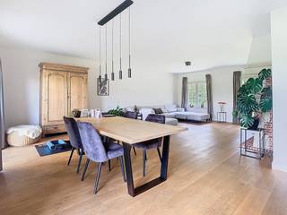 GELIJKVLOERSInkomhal beige tegelvloerGastentoilet ca. 1 m² - beige tegelvoer - witte wandtegels - handenwasserLiving ca. 53 m² - eiken parket -...