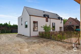BELLE MAISON NEUVE DE 3 CHAMBRES La Veerstraat 60B abrite cette belle construction neuve, située derrière une belle maison à ossature bois et dotée...