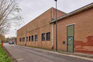 Magazijnunit te huur.Specificaties: • Unit 1: ± 1.200 m² = 4.900 euro excl. btw en kosten.De hoogte bedraagt 7 à 8 meter.Specificaties: Kantoorruimte...