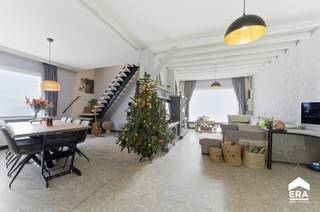 <p><strong>Te koop: ruime halfopen bebouwing in Ieper, gelegen aan de Veurnseweg, met handelszaak, atelier en maar liefst 13 garages.</strong></p><p>Deze woning biedt een unieke combinatie van wooncomfort en commerciële mogelijkheden. Op een gunstige locatie in de woonkern, vlakbij invalswegen, beschikt het pand over een polyvalente ruimte die perfect kan dienen als winkel, werkplaats of opslag. Met een perceel oppervlakte van 1974 m² en een gunstig EPC-label C is dit een eigendom met veel potentieel voor wie wonen en werken wil combineren.</p><p><br /></p><p><strong>Belangrijkste ruimtes:</strong></p><p>• Woonkamer met aangename lichtinval</p><p>• Hypermoderne keuken uitgerust met AEG toestellen</p><p>•<strong> 4 slaapkamers</strong> waarvan 1 slaapkamer voorzien van een ligbad</p><p>• Badkamer met inloopdouche en toilet</p><p>• <strong>Polyvalente ruimte</strong> van 184m² voor diverse doeleinden + sanitaire voorzieningen</p><p>• <strong>Atelier van 375m²</strong> + bureel, refter en<strong> klein magazijn van ca.50m²</strong></p><p>• 13 garages</p><p>• Tuin met uitgerust Tiny house.</p><p><strong>Troeven:</strong></p><p>• Woning met handelszaak, <strong>atelier </strong>en <strong>13 garages</strong></p><p>• <strong>Polyvalente ruimte </strong>voor uiteenlopende activiteiten van<strong> 184m²</strong></p><p>• Veel potentieel voor wonen en werken</p><p><br /></p><p>Neem vandaag nog contact op met je ERA-makelaar voor een bezoek.</p><p><strong>JOUW DROOMHUIS. ZO GEVONDEN!</strong></p>