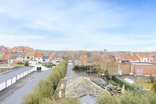 <p><strong>Te koop: instapklaar appartement in Oostende, centraal gelegen aan de Nieuwpoortsesteenweg, met vrij uitzicht vanaf het terras</strong>.</p>

<p> </p>

<p>Dit appartement uit 2006 bevindt zich in een residentiële buurt, vlakbij openbaar vervoer en belangrijke invalswegen. De centrale ligging maakt het ideaal voor wie alles binnen handbereik wil. Het ruime terras biedt een vrij zicht, waardoor u optimaal kunt genieten van de buitenruimte. De open keuken vormt het hart van de leefruimte en zorgt voor een gezellige, verbonden sfeer.</p>

<p> </p>

<p><strong>Indeling:</strong><br /><br />Via de inkomhal heb je toegang tot de open leefruimte met keuken, eetgedeelte en woonkamer.<br />Vooraan is het appartement voorzien van een terras en grote ramen die zorgen voor natuurlijke lichtinval.<br /><br />De hal heeft toegang tot een aparte berging met aansluiting voor een wasmachine, de badkamer en een gastentoilet.<br />Achteraan het appartement zijn er 2 ruime slaapkamers met toegang tot het tweede terras met open zicht.<br /><br /><strong>Troeven:</strong></p>

<ul><li>Centrale ligging nabij voorzieningen en openbaar vervoer</li><li>Vrij zicht vanaf het terras</li><li>Open keuken als centrale ontmoetingsplek</li></ul>

<p> </p>

<p><strong>Neem vandaag nog contact op met Guilliano via +32475345476 voor een bezoek.</strong></p>

<p> </p>

<p>JOUW DROOMAPPARTEMENT. ZO GEVONDEN!</p>