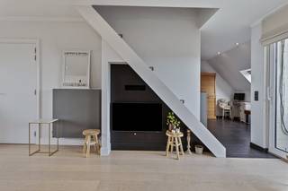 Dit betoverende appartement met 2 slaapkamers is gelegen op een eersteklas locatie, op slechts enkele minuten wandelafstand van het station. Het is instapklaar, vlot bereikbaar en biedt alle comfort voor een zorgeloos leven.De indeling van het appartement is doordacht en biedt veel licht en ruimte. Een ruime inkomhal met een apart toilet. De lichtrijke woonkamer is voorzien van terrassen aan beide zijden, waardoor je altijd kunt genieten van het buitenleven. De designkeuken is op maat gemaakt en wordt aangevuld met een handige, aansluitende berging. Daarnaast is er een multifunctionele bureauruimte die eenvoudig kan worden omgevormd tot een extra slaapkamer, afhankelijk van je behoeften. Verder is er een aparte berging voor extra opbergruimte.Slaapkamer 1 beschikt over een ruime dressing, terwijl slaapkamer 2 ook zeer ruim is. De badkamer is een luxe oase op zich, met een inloopdouche, bad, dubbele lavabo.Bij het appartement hoort een privé staanplaats deze is optioneel bij te kopen, en je hebt toegang tot een handige kelderberging voor extra opslagruimte. Kortom, dit appartement biedt alles wat je zoekt: een toplocatie, luxe afwerking, en functionaliteit in één. Het is de ideale keuze voor wie op zoek is naar een comfortabele en moderne leefomgeving. dossierverantwoordelijke, Amin Drif - 0493 25 46 78 - amin.drif@dewaele.com