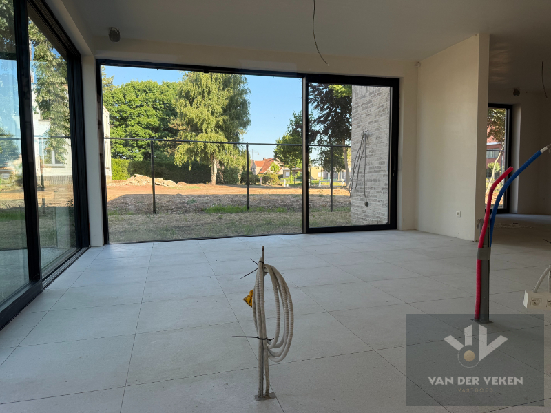 Ruime half open BEN-woning met 4 slaapkamers te bewonderen in het gezellige Kermt. - foto 3