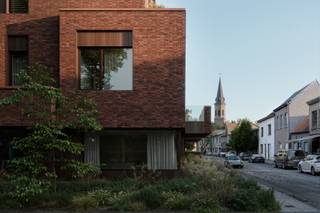 <strong>Architecturaal boutiqueproject van ABS Bouwteam op een centrale locatie te Sint-Denijs-Westrem.</strong><br /><br />Voor meer informatie, mail naar info@carloeggermont.be.<br /><br /><strong>Rust en schoonheid heersen.</strong><br /><br />Een buitenkans voor wie op zoek is naar een kleinschalig, architecturaal en bijzonder kwalitatief woonproject in het centrum van Sint-Denijs-Westrem.<br />Dit boutiqueproject bevindt zich op wandelafstand van het pittoreske dorpsplein van Sint-Denijs-Westrem, met cafés, winkels, bakkers, … in de directe omgeving. Kortom, alles wat men mag verwachten van een centrale ligging. Ook voor wie graag wandelt of fietst, biedt de groene omgeving tal van mogelijkheden, met onder meer de Assels en de oevers van de Leie op een boogscheut.<br /><br />Een bijkomende troef is de bijzonder goede bereikbaarheid dankzij de nabijheid van verschillende belangrijke invalswegen.<br /><br /><strong>Een uitgepuurde architectuur waarbij woonkwaliteit centraal staat.</strong><br /><br />Het project werd ontworpen door <u>Alexandru Patrichi Architects</u>. Hun ambitie is om plekken te creëren die rust uitstralen, genereus aanvoelen en sterk verbonden zijn met hun omgeving: architectuur die de manier waarop we leven verbetert en tegelijkertijd de tand des tijds doorstaat.<br /><br />Het project bestaat uit <u>drie penthouses</u>, <u>vier appartementen</u> op de eerste verdieping en, in de plint van het gebouw, <u>twee ruimtes bestemd voor de uitoefening van een vrij beroep</u>.<br /><br />Er wordt een gevarieerde mix voorzien, gaande van appartementen met één slaapkamer tot ruime appartementen met drie slaapkamers.<br />De <u>woonoppervlaktes</u> variëren van <u>82 m² tot 138 m²,</u> telkens aangevuld met aangename <u>terrassen</u> met oppervlaktes tussen <u>9 m² en 16 m².</u><br /><br />De prijzen van de appartementen variëren tussen <u>€ 465.000 en € 765.000 </u>(excl. kosten).<br /><br />Ook aan <u>parkeergelegenheid</u> werd gedacht. Het project beschikt over een bovengrondse parking, met de mogelijkheid om bijhorende autostaanplaatsen aan te kopen.<br /><br /><span><span><strong>Kortom, een bijzondere woonopportuniteit voor wie architectuur, duurzaamheid en woonkwaliteit weet te waarderen en op zoek is naar een uniek appartement op een gegeerde locatie, op een boogscheut van Gent.</strong></span></span>